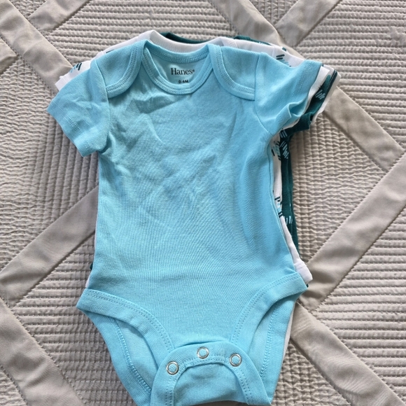 🔥5 FOR $25🔥NWOT 6 Pack Bundle Hanes Short Sleeve Onesies, 0-6M - Picture 6 of 14